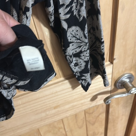 J. Jill Black and Gray Floral Women's Button Down Top. - Picture 4 of 4